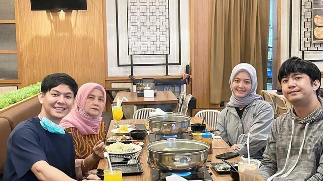 6 Potret Andi Arsyil dan Adiknya yang Seorang Dokter, Bak Pasangan Kekasih