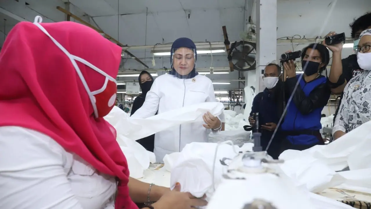 Menteri Ketenagakerjaan Ida Fauziyah meninjau UPK PPUMKMP, di Pondok Indah Kapuk Pulogadung, Jakarta Timur, Rabu (1/7/2020). (Dok Kemnaker)