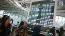 Layar daftar penerbangan terlihat di Terminal Internasional Bandara I Gusti Ngurah Rai, Bali, Kamis (30/11). Bandara tersebut kembali beroperasi terhitung pukul 15.00 WITA, Rabu (29/11). (Liputan6.com/Immanuel Antonius)