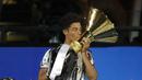 Striker Juventus, Cristiano Ronaldo, mencium trofi juara Serie A musim 2019-20 di Stadion Allianz, Sabtu (1/8/2020). CR7 berhasil membawa Juventus merengkuh gelar Liga Italia kesembilan secara beruntun. (AP Photo/Luca Bruno)