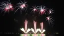 Pertunjukan kembang api dari salah satu peserta menghiasi langit Manila pada puncak kompetisi Pyromusical Internasional ke-9 di Filipina, Sabtu (24/3). Peserta kompetisi adalah para maestro kembang api kelas dunia dari berbagai negara. (AP/Bullit Marquez)