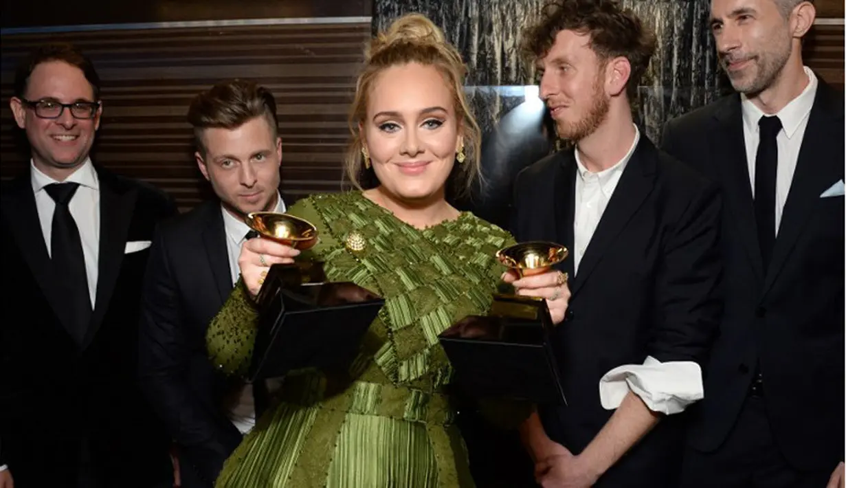Tidak hanya soal piala penghargaan yang dipatahkan, namun beberapa kali penampilannya dala Grammy Awards, Adele memang pernah mengalami ketidakberuntungannya dalam penampilannya. (AFP/Bintang.com)