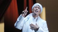 Penyanyi bernama lengkap Aunur Rofiq Lil Firdaus ini sangat serius dalam proses musik dan visualnya. “Lagu Tombo Ati ini diaransemen ulang dengan lebih kompleks, musiknya jadi lebih warm, ada orkestra dan tradisional,” ujar Opick.[Foto; Bambang E.Ros/Fimela.com]