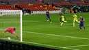 Striker Barcelona, Lionel Messi, mencetak gol melalui tendangan penalti saat melawan Villareal pada laga Liga Spanyol di Stadion Camp Nou, Senin (28/9/2020). Barcelona menang dengan skor 4-0. (AP Photo/Joan Monfort)