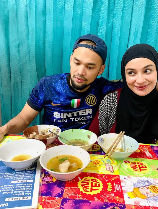 Lantas seperti apa reaksi Shireen Sungkar dengan aksi selebrasi suaminya. Ia hanya tertawa dan memberikan emoticon tertawa. "Hahahahahhahah😂😂😂😂😂😂😂 sound system?," tulis shireensungkar [Instagram/teukuwisnu]