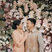 Putri Tanjung, Putri pertama dari pengusaha Chairul Tanjung menggelar prosesi lamaran dengan sang kekasih, Guinandra Jatikusumo. (Instagram/ @Putri Tanjung)