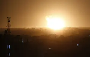 Bola api terlihat setelah serangan udara Israel di Rafah, Jalur Gaza, Palestina, Minggu (23/2/2020). Para petugas medis Palestina mengatakan empat orang terluka akibat serangan udara Israel di Jalur Gaza. (SAID KHATIB/AFP)