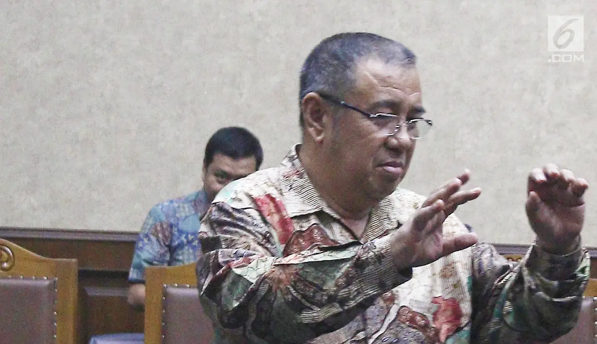 Terdakwa kasus suap pengadaan barang dan jasa di Pemkot Kendari, Asrun saat sidang vonis di Pengadilan Tipikor, Jakarta, Rabu (31/10). Asrun dan anaknya Adriatma Dwi Putra divonis 5 tahun 6 bulan dan denda 250 juta. (Liputan6.com/Herman Zakharia)