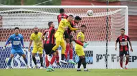 Duel sengit antara Barito Putera kontra Persipura dalam lanjutan BRI Liga 1 2021/2022 di Stadion Moch. Soebroto, Magelang, Senin (25/10/2021).