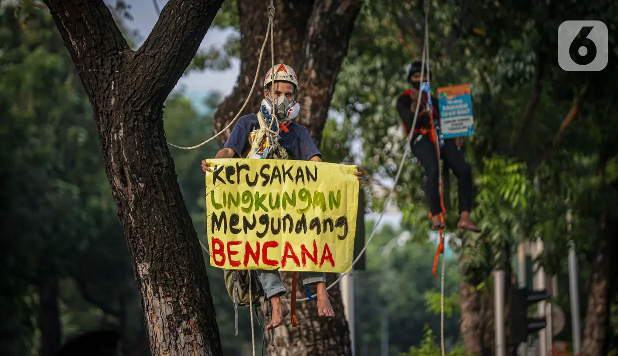 Aktivis melakukan aksi damai di depan Balaikota DKI Jakarta, Senin (7/6/2021). Aksi tersebut mengangkat permasalahan lingkungan hidup di DKI Jakarta yang menjadi pekerjaan rumah pemerintah daerah, dan harus dituntaskan untuk memulihkan keadaan darurat ekologis Jakarta. (Liputan6.com/Faizal Fanani)