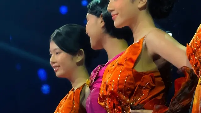 Leticia Joseph Raih Gelar Gadis Sampul 2025 kenakan mahkota. [@itssheilamj]