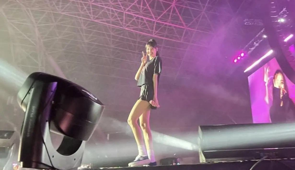 <p>Penutup konser, Lisa mengenakan tshirt dan mini skirt hitam. Dipadukan sneakers hitam dan kaos kaki putihnya.&nbsp; (@lalalalisa_m)</p>