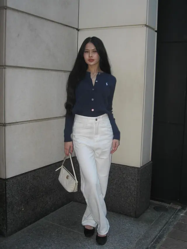 Kombinasi Cardigan dan Celana Putih