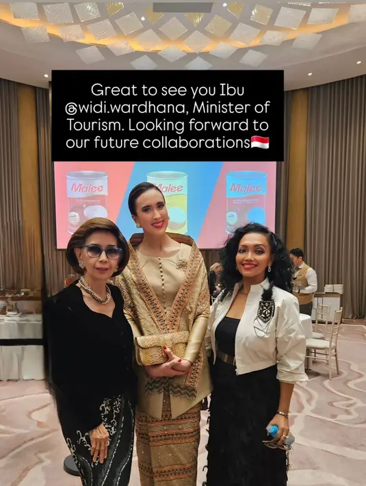 Lengkapi busana serba emasnya, Menpar Widi jinjing clutch kulit croco, heels, dan aksesori emas. [@widi.wardhana]