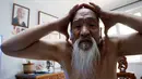 Master Li Liangui bersiap sebelum memulai latihan di sebuah taman di kediamannya di Beijing, China  pada 30 Juni 2016. Selama 50 tahun, Li Liangui telah mendalami ilmu seni bela ini. (REUTERS/Kim Kyung-Hoon)