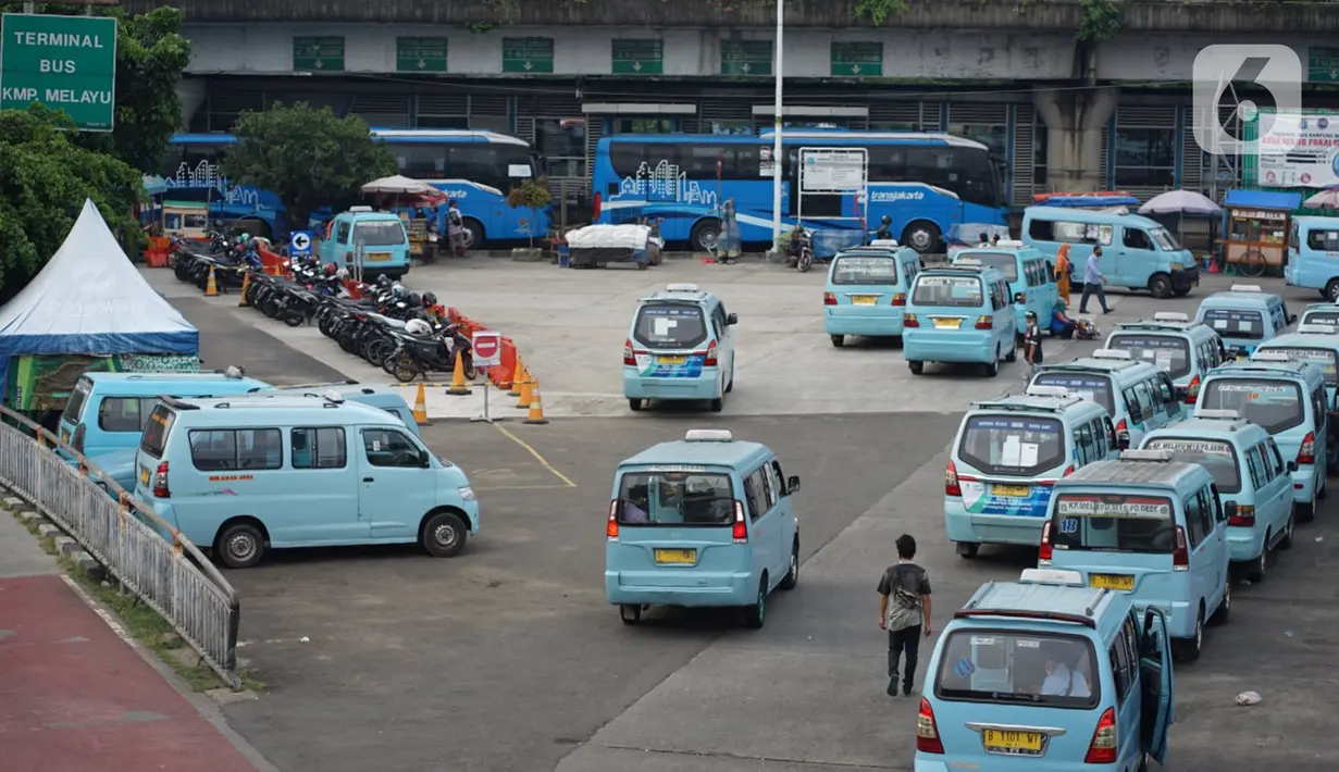 Angkutan umum menunggu penumpang di Terminal Kampung Melayu, Jakarta, Sabtu (26/9/2020). Dinas Perhubungan DKI Jakarta mencatat penurunan jumlah penumpang harian angkutan umum perkotaan hingga 22,83 persen selama 12 hari terakhir penerapan PSBB Jakarta. (Liputan6.com/Immanuel Antonius)