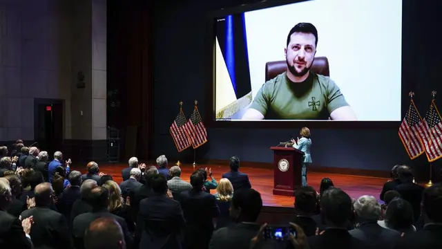 Presiden Ukraina Volodymyr Zelensky menyampaikan pidato virtual kepada Kongres AS melalui video di Capitol, Washington, Rabu, 16 Maret 2022. (Sarah Silbiger, Pool via AP)