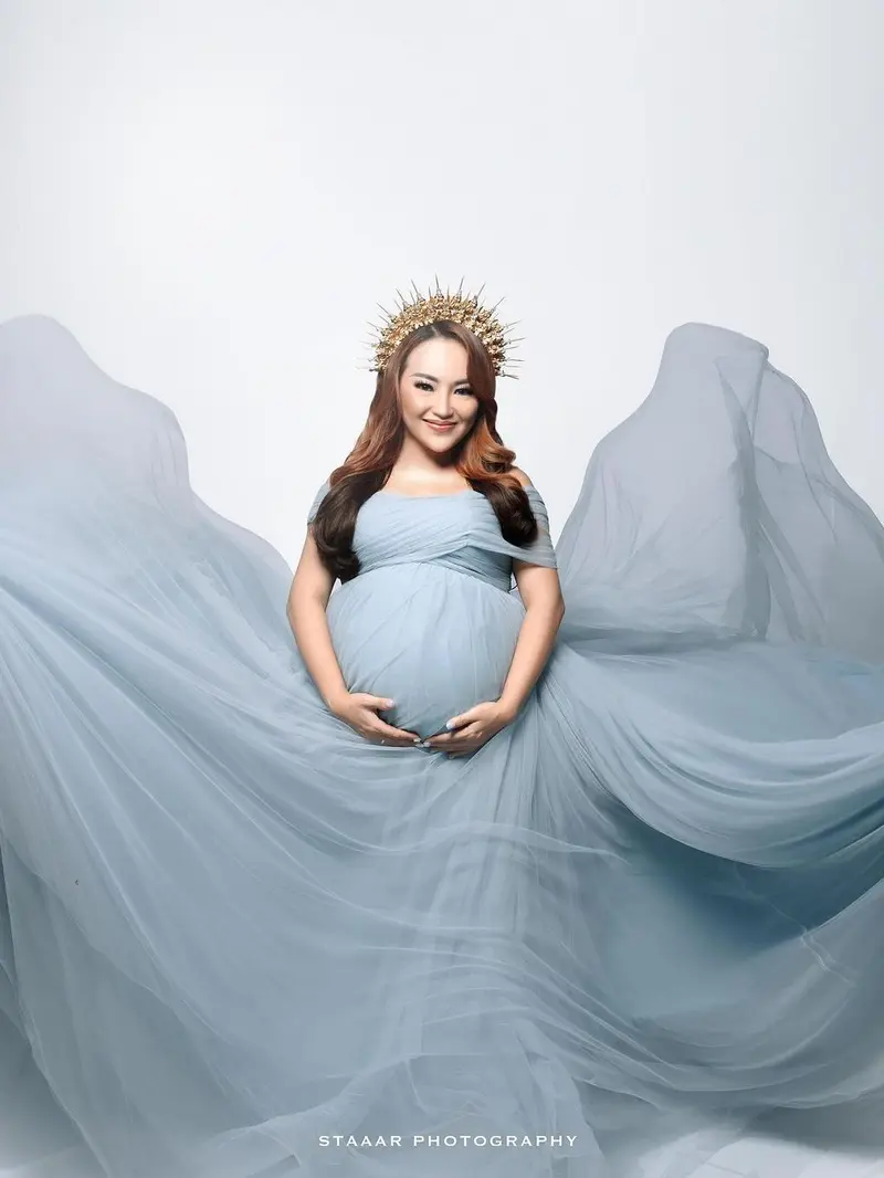 6 Gaya Maternity Shoot Mpok Alpa yang Hamil Anak Kembar, Penampilan Bikin Pangling