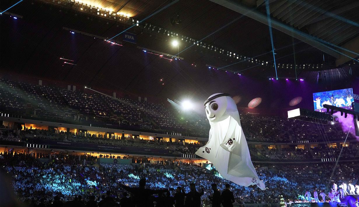 <p>Maskot Piala Dunia 2022, La'eeb tampil saat upacara pembukaan di Stadion Al-Bayt, Qatar, Minggu (20/11/2022).&nbsp;(AP Photo/Darko Bandic)</p>