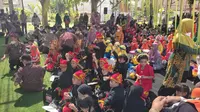 Gerakan makan telur diikuti oleh ratusan anak di Banyuwangi (Hermawan Arifianto/Liputan6.com)