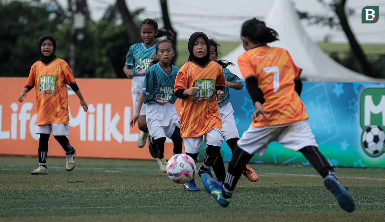 <p>Para pemain SDN Pulogebang 13 (oranye) berebut bola dengan para pemain SDN Gedong 03 (biru) dalam laga final MilkLife Soccer Challange Jakarta 2025 kelompok umur 10 tahun yang berlangsung di Kingkong Soccer Arena, Cijantung, Jakarta Timur pada Minggu (04/05/2025). (Bola.com/Bagaskara Lazuardi)</p>
