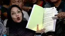 Cawagub DKI Jakarta, Sylviana Murni menunjukkan berkas usai menjalani pemeriksaan di Bareskrim Polri, Jumat (20/1). Sylviana diperiksa sebagai saksi kasus dugaan korupsi dana bantuan sosial bagi Kwarda Pramuka DKI Jakarta. (Liputan6.com/Faizal Fanani)
