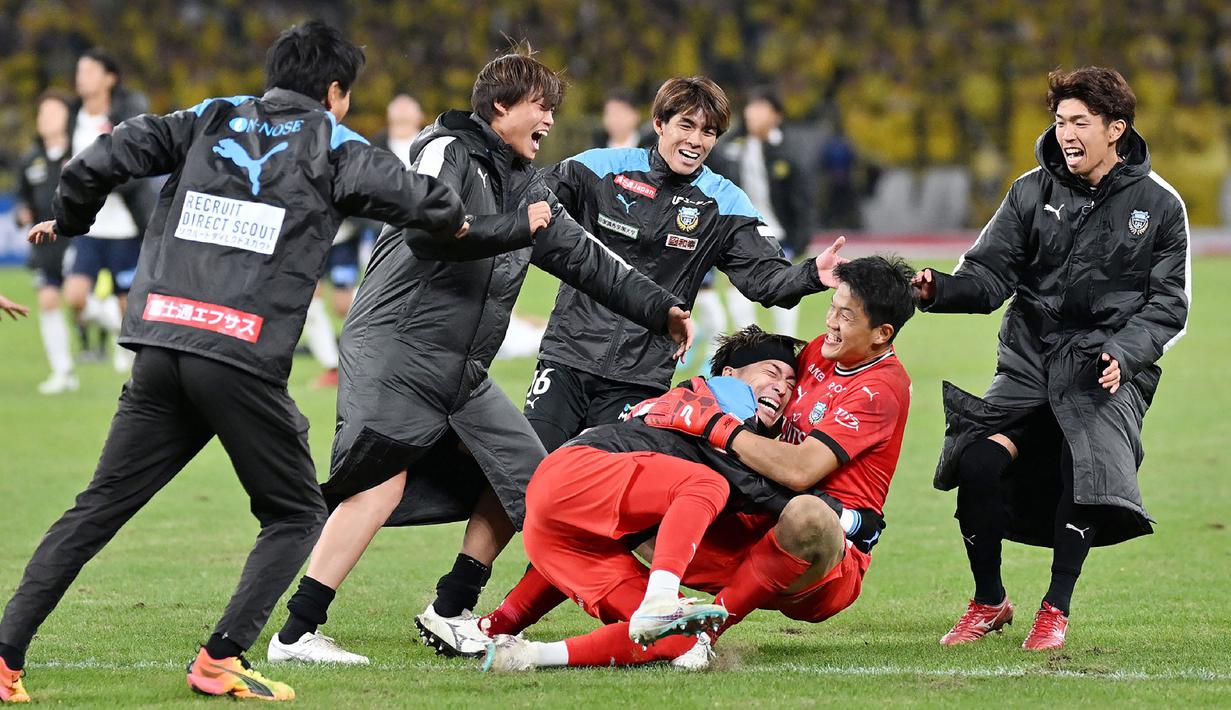 Berstatus juara Piala Kaisar Jepang 2023, Kawasaki Frontale juga berhak mendapatkan tiket menjadi wakil Jepang di Liga Champions Asia Elite 2024-2025, kompetisi kasta teratas Asia yang baru, bersama juara dan runner-up J1 League 2023, Vissel Kobe dan Yokohama Marinos. (AFP/JIJI Press/STR)