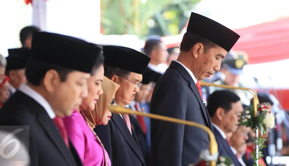 Presiden Jokowi mengheningkan cipta saat Upacara Peringatan Detik-detik Proklamasi 17 Agustus di halaman Istana Merdeka, Jakarta, Senin (17/8/2015). (Liputan6.com/Faizal Fanani)