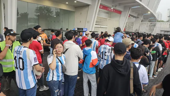 Antrian penonton laga Indonesia vs Argentina
