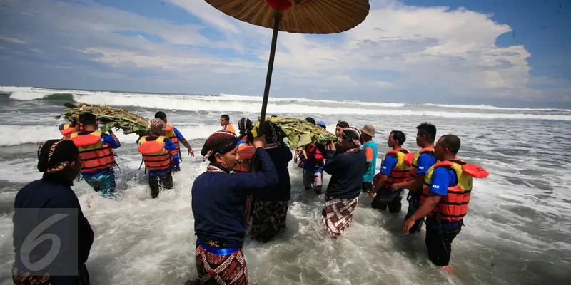 20160508-Labuhan Alit Parangkusumo, Peringatan Bertahatanya Raja Yogyakarta-Jawa Tengah