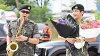 RM dan V BTS Akhir Kembali dari Wajib Militer.Dok. Youtube Dispatch