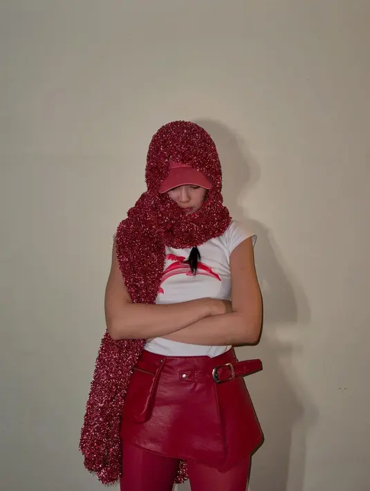 Unggahan tersebut sontak menjadi sorotan. Banyak yang memuji gaya fashion Jennie yang unik, dan ada juga yang menyebut bahwa gaya tersebut akan menjadi tren fashion mendatang.  [@jennierubyjane].