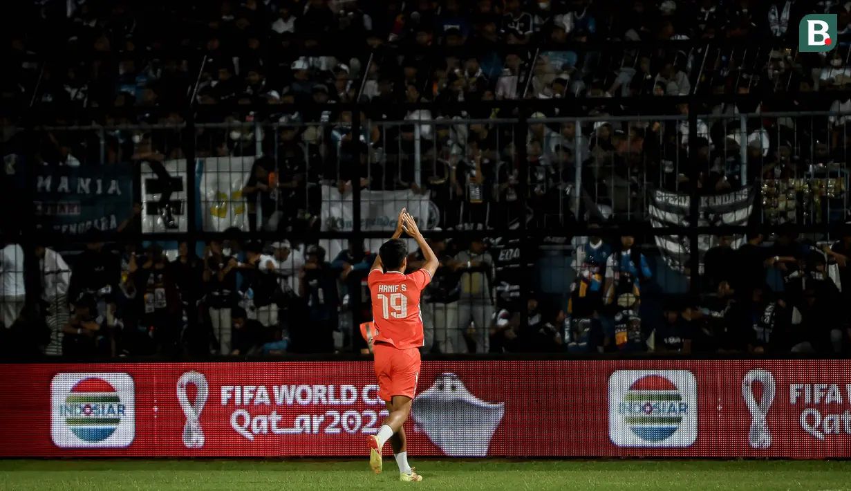 Laga ini menjadi spesial bagi Hanif Sjahbandi karena ia kembali ke rumah lamanya, Arema FC yang selama lima musim ia bela namun harus berpisah akhir musim lalu. (Bola.com/Iwan Setiawan)