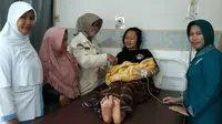 Heni (24), korban longsor Sukajaya, Bogor, melahirkan usai dievakuasi dengan menggunakan helikoper, Rabu (8/1/2020).(Liputan6.com/ Achmad Sudarno)