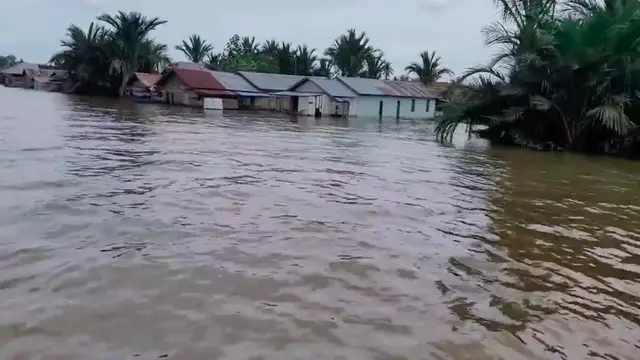 Momen Baim Wong Kunjungi Korban Banjir Kalsel, Terjun Langsung Salurkan Donasi. (Sumber: Instagram/baimwong)