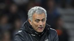 Ekspresi pelatih Manchester United, Jose Mourinho saat memimpin timnya melawan Southampton pada lanjutan Premier League di St Mary's, Southampton, (17/5/2017). MU bermain imbang 0-0 melawan Soton. (Andrew Matthews/PA via AP)