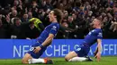 Bek Chelsea, David Luiz, merayakan gol yang dicetaknya ke gawang Manchester City pada laga Premier League di Stadion Stamford Bridge, London, Minggu (9/12). Chelsea menang 2-0 atas City. (AFP/Adrian Dennis)