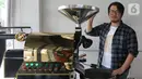 Coffee Roaster, Edbert Santoso saat pose disamping mesin roasting kopi atau penyangrai biji kopi berkapasitas 6 kg karya Santoso di Mula Kopi Nusantara, BSD, Tangerang Selatan,  Selasa (25/02/2020). (Liputan6.com/Fery Pradolo)