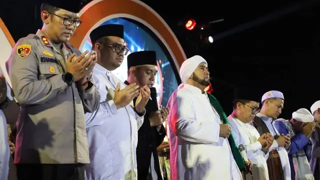 Ribuan Jamaah Padati Kukar Bersholawat Bersama Habib Syech Getarkan Halaman Kantor Bupati
