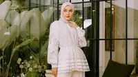Inspirasi outfit warna putih untuk dikenakan saat Lebaran. (dok. Instagram @tiqasya/ https://www.instagram.com/p/CORo2WxjlQP/?igshid=153r1ad2ksukc/ Dinda Rizky)