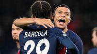 Pemain PSG, Kylian Mbappe (kanan) melakukan selebrasi bersama rekannya, Bradley Barcola setelah mencetak gol ke gawang Real Sociedad pada laga leg pertama 16 besar Liga Champions 2023/2024 di Parc des Princes, Paris, Prancis, Kamis (15/02/2024) WIB. (AFP/Miguel Medina)