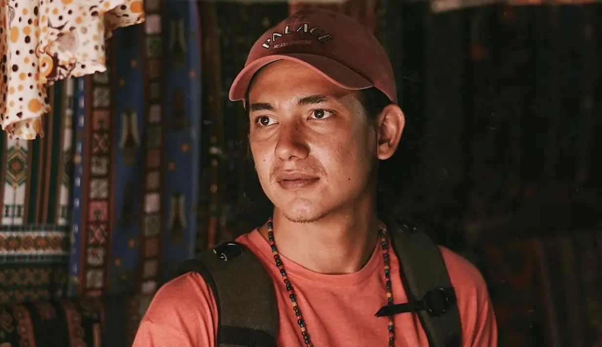 Pemilik nama asli Adipati Koesmadji ini memang dikenal punya gaya busana yang kekinian. Di berbagai kesempatan, ia kerap tampil dengan gaya kasual dan mengenakan topi. Penampilannya pun terlihat makin trendi. (Liputan6.com/IG/@adipati)