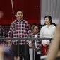 Basuki Tjahaja Purnama (Ahok) bersama Veronica Tan menghadiri kampanye Pemilihan Gubernur DKI Jakarta, 11 Februari 2017. Ahok dan Veronica dikaruniai tiga anak, Nicholas Sean Purnama, Nathania Purnama dan Daud Albeeneer Purnama. (AP Photo/Dita Alangkara)