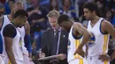 Pelatih Warriors, Steve Kerr memberikan instruksi kepada pemainnya saat melawan Philadelphia 76ers pada lanjutan NBA di Oracle Arena, Minggu (27/3/2016). Warriors menang atas 76ers 117-105. (Mandatory Credit: Kyle Terada-USA TODAY Sports)