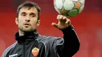 AS Roma's Serbia-Montenegrin forward Mirko Vucinic plays with the ball during trainig session at Manchester Old Trafford Stadium a day before their Champions League football match against MU, April 08 2008. AFP PHOTO /FILIPPO MONTEFORTE