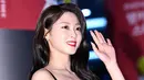 Idol kelahiran 3 Januari 1995 ini tampil memesona dengan mengenakan gaun Gucci warna hitam. Ia tampil percaya diri saat berjalan di atas red carpet. (Foto: koreaboo.com)