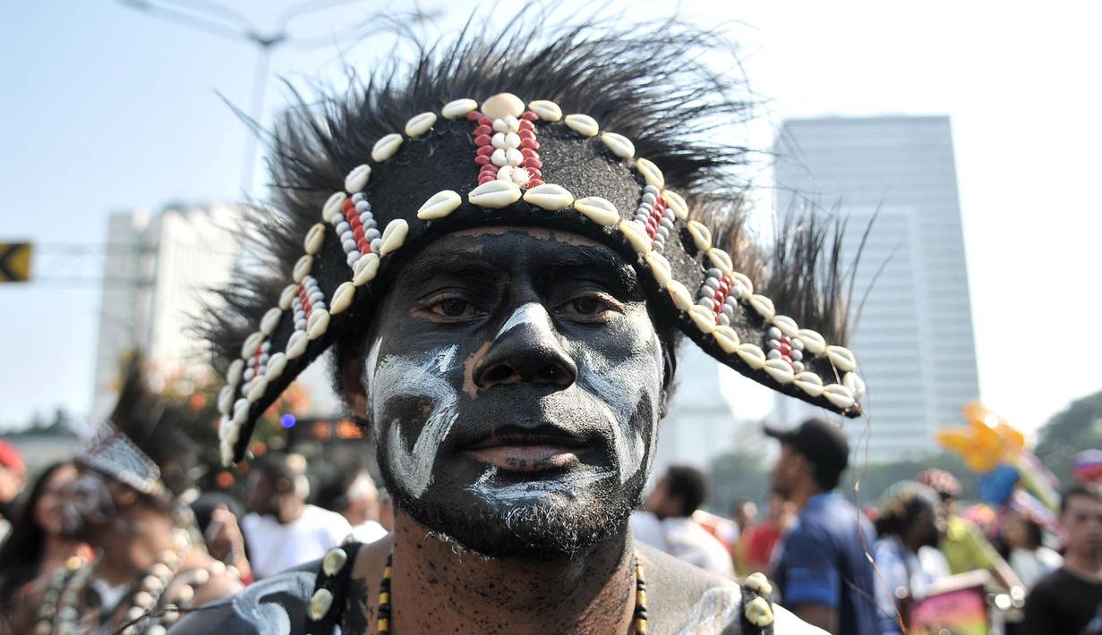 Masyarakat Papua mantan karyawan PT Freeport Indonesia melakukan penggalangan dana saat Car Free Day, Jakarta, Minggu (5/8). Dalam aksinya, mereka menjual pigura yang hasilnya digunakan untuk bertahan hidup di Jakarta. (Merdeka.com/Iqbal S. Nugroho)