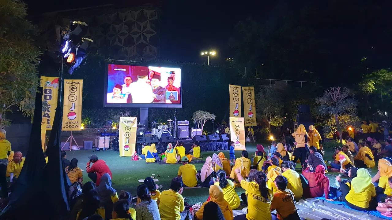 Ibu-Ibu yang Ikut Nobar Debat Capres Semringah Saat Jokowi Pamer 9 Menteri Perempuan