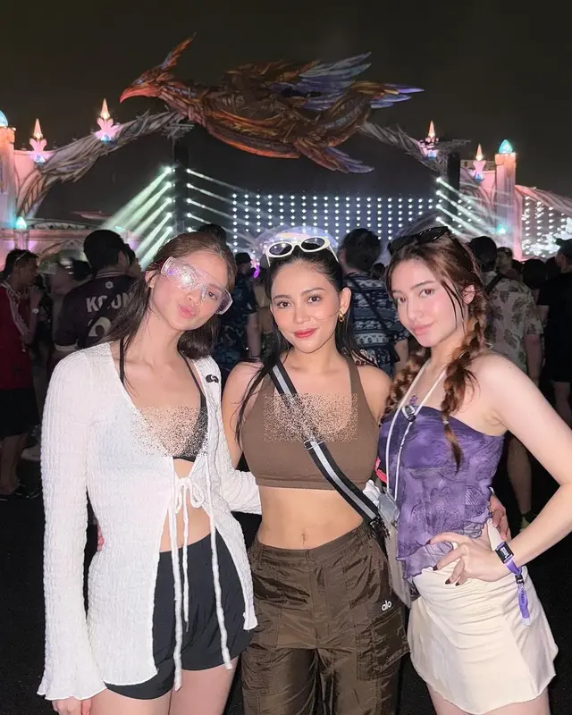 1. Rachel Vennya memperlihatkan potretnya bersama Maudy Effrosina dan seorang sahabat dalam perayaan Songkran Thailand.