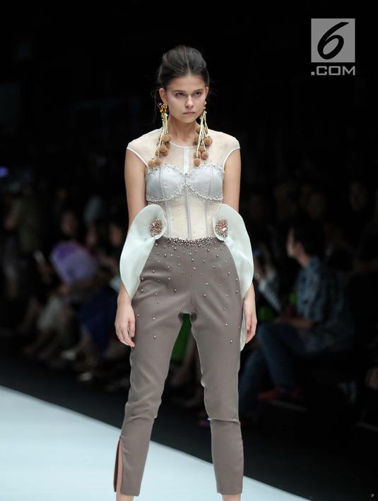 Seorang model berpose diatas catwalk mengenakan karya desainer Bunka School of Fashion dalam ajang Jakarta Fashion Week 2018 di Senayan City, Jakarta, Kamis (26/10). (Liputan6.com/Faizal Fanani)